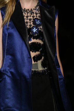 модель прогулянки на злітно-посадкової смуги під час шоу rimondi aquilano