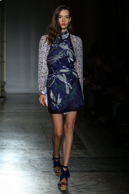 модель прогулянки на злітно-посадкової смуги під час шоу rimondi aquilano