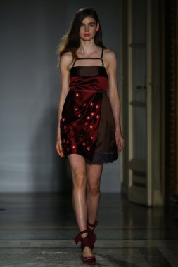 модель прогулянки на злітно-посадкової смуги під час шоу rimondi aquilano