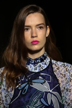 модель прогулянки на злітно-посадкової смуги під час шоу rimondi aquilano