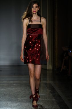 модель прогулянки на злітно-посадкової смуги під час шоу rimondi aquilano