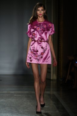 модель прогулянки на злітно-посадкової смуги під час шоу rimondi aquilano