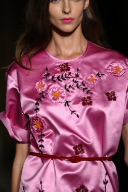 модель прогулянки на злітно-посадкової смуги під час шоу rimondi aquilano