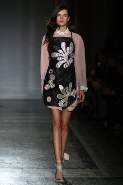 модель прогулянки на злітно-посадкової смуги під час шоу rimondi aquilano