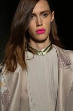 модель прогулянки на злітно-посадкової смуги під час шоу rimondi aquilano