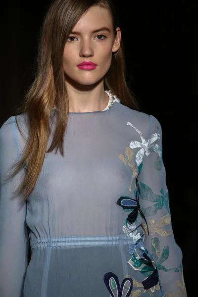 Model walks the runway during the Aquilano Rimondi show — Stock Photo, Image