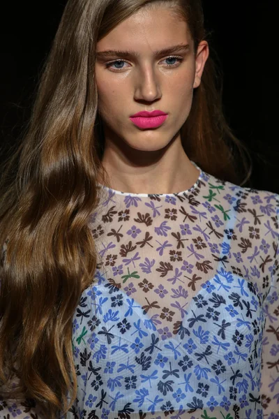 модель прогулянки на злітно-посадкової смуги під час шоу rimondi aquilano