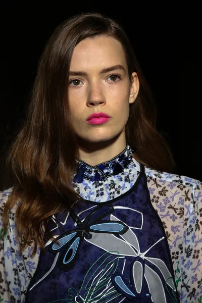 модель прогулянки на злітно-посадкової смуги під час шоу rimondi aquilano