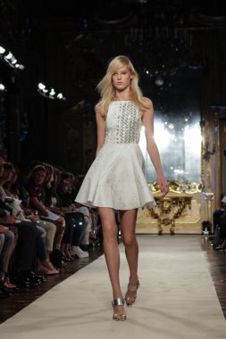 modeli pist genny gösterisi sırasında yürür.