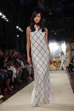 modeli pist genny gösterisi sırasında yürür.