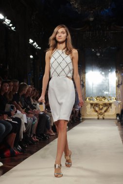 modeli pist genny gösterisi sırasında yürür.