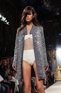 modeli pist genny gösterisi sırasında yürür.