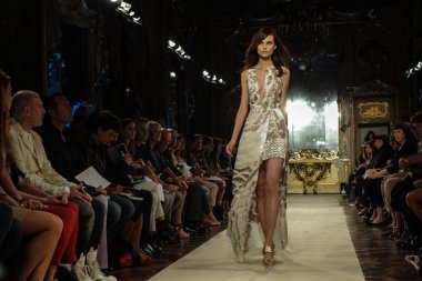 modeli pist genny gösterisi sırasında yürür.