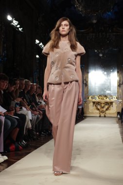 modeli pist genny gösterisi sırasında yürür.