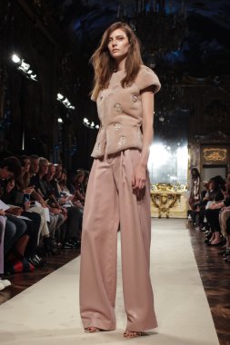 modeli pist genny gösterisi sırasında yürür.