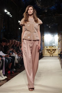 modeli pist genny gösterisi sırasında yürür.