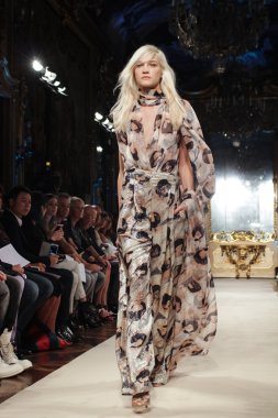 modeli pist genny gösterisi sırasında yürür.