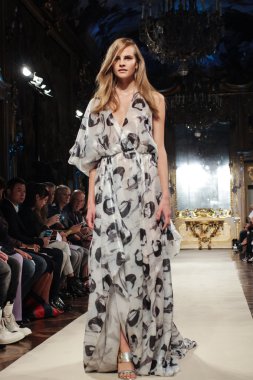 modeli pist genny gösterisi sırasında yürür.