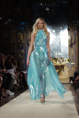 modeli pist genny gösterisi sırasında yürür.