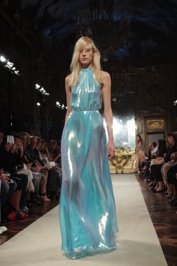 modeli pist genny gösterisi sırasında yürür.