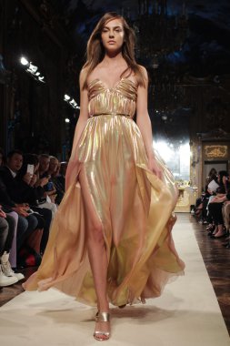 modeli pist genny gösterisi sırasında yürür.