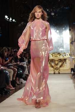 modeli pist genny gösterisi sırasında yürür.