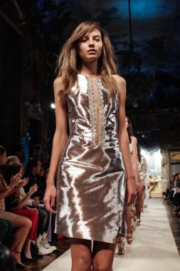 modelleri pist finale genny gösterisi sırasında yürümek.