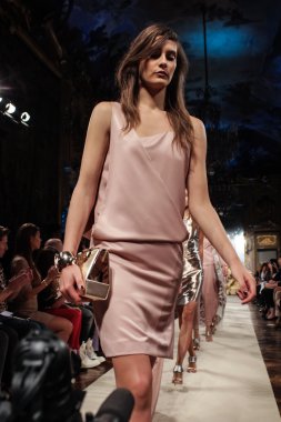 modelleri pist finale genny gösterisi sırasında yürümek.