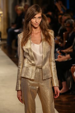 modeli pist genny gösterisi sırasında yürür.