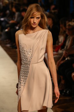 modeli pist genny gösterisi sırasında yürür.