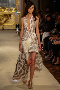 modeli pist genny gösterisi sırasında yürür.