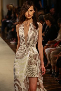 modeli pist genny gösterisi sırasında yürür.