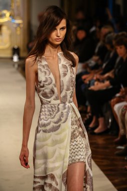 modeli pist genny gösterisi sırasında yürür.