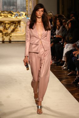 modeli pist genny gösterisi sırasında yürür.