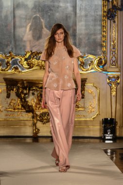 modeli pist genny gösterisi sırasında yürür.