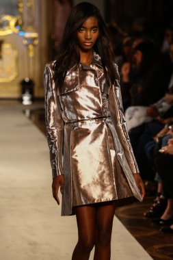 modeli pist genny gösterisi sırasında yürür.