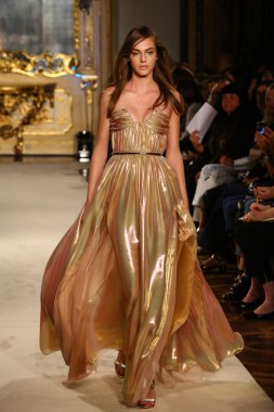 modeli pist genny gösterisi sırasında yürür.