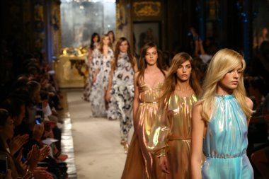 modelleri pist finale genny gösterisi sırasında yürümek.