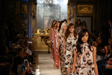 modelleri pist finale genny gösterisi sırasında yürümek.