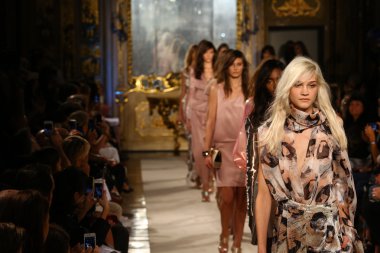 modelleri pist finale genny gösterisi sırasında yürümek.