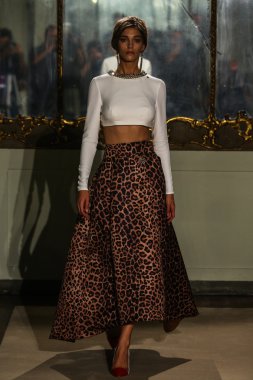 modeli pist elisabetta franchi gösterisi sırasında yürür.