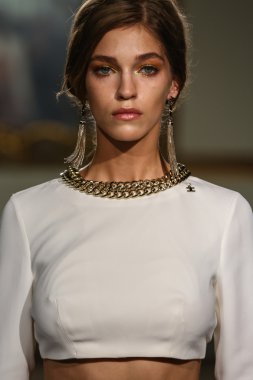 modeli pist elisabetta franchi gösterisi sırasında yürür.