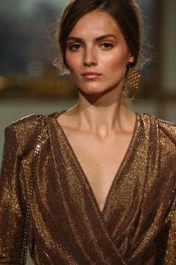 modeli pist elisabetta franchi gösterisi sırasında yürür.