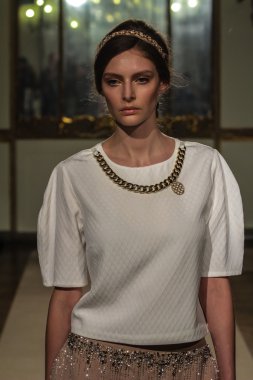 modeli pist elisabetta franchi gösterisi sırasında yürür.