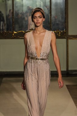 modeli pist elisabetta franchi gösterisi sırasında yürür.