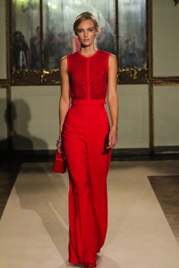 modeli pist elisabetta franchi gösterisi sırasında yürür.