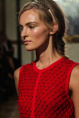 modeli pist elisabetta franchi gösterisi sırasında yürür.