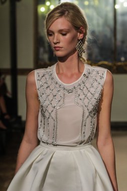 modeli pist elisabetta franchi gösterisi sırasında yürür.