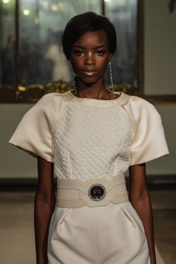 modeli pist elisabetta franchi gösterisi sırasında yürür.