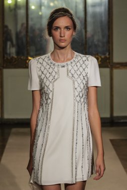 modeli pist elisabetta franchi gösterisi sırasında yürür.